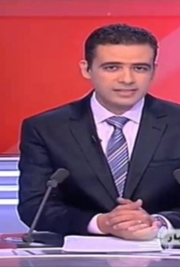 بالفيديو مذيع يتعرض لصعقة كهربائية على الهواء