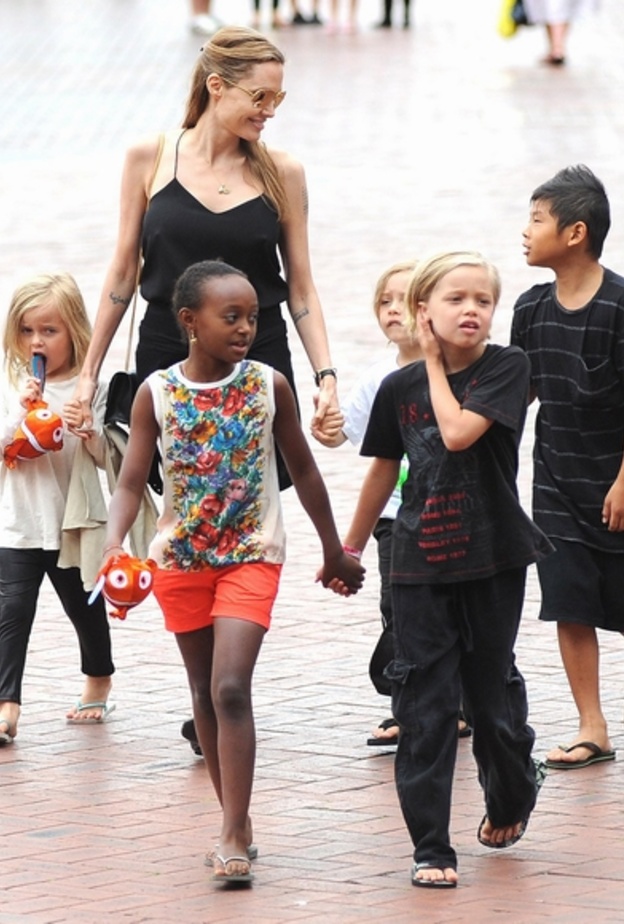 انجلينا مع اطفالها