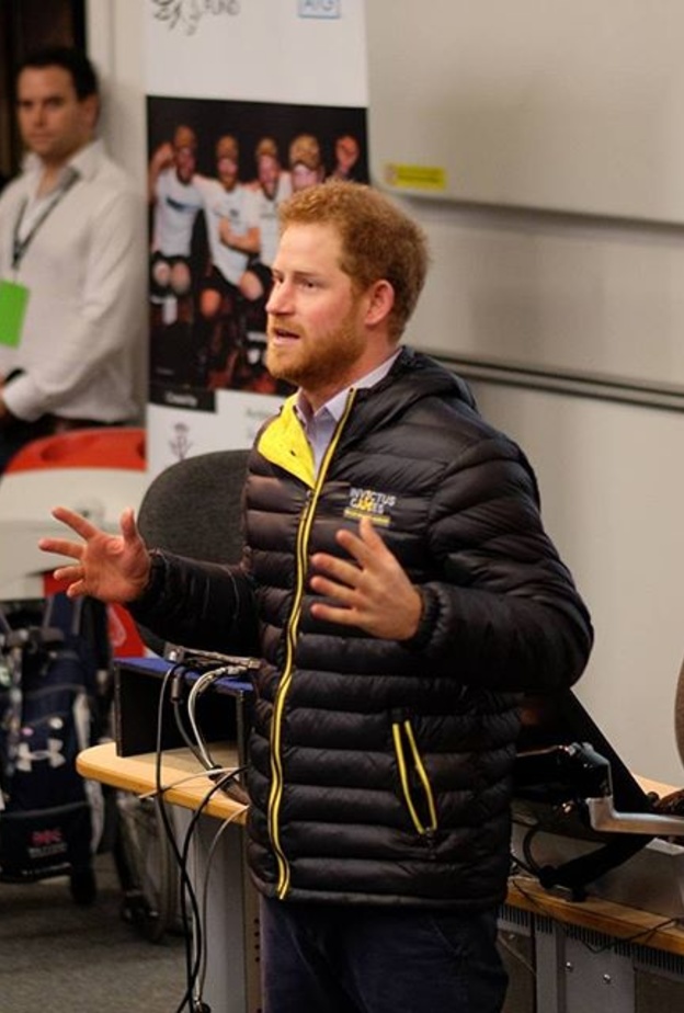 بالصور.. الأمير هاري يساعد امرأة معاقة