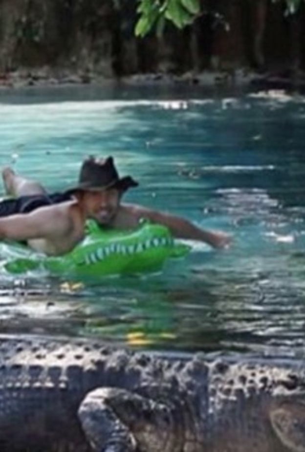 مغامر يخدع عشرات التماسيح المفترسة ويعبر بحيرة خطيرة