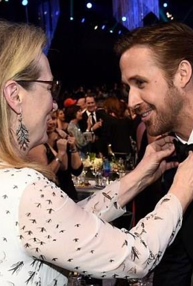 ميريل ستريب تحاول تعديل ربطة عنق ريان جوسلينج في حفل توزيع جوائز ساجا