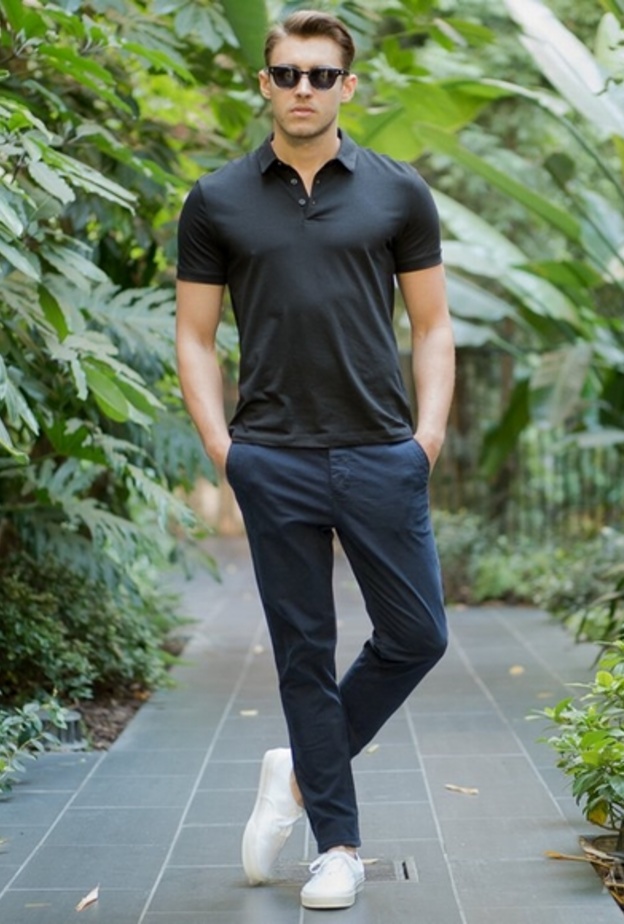 الـ بولو شيرت مع سروال قماش وحذاء مريح للوك شبابي 
