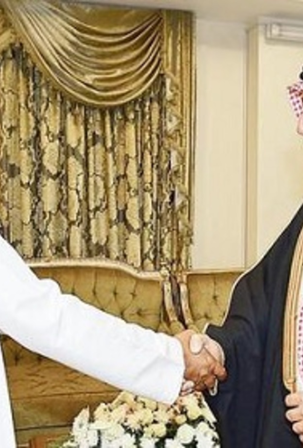 أمير نجران يستقبل مواطن اماراتي عفى عن قاتل اخيه السعودي قبل اعدامه بدقائق معدودة