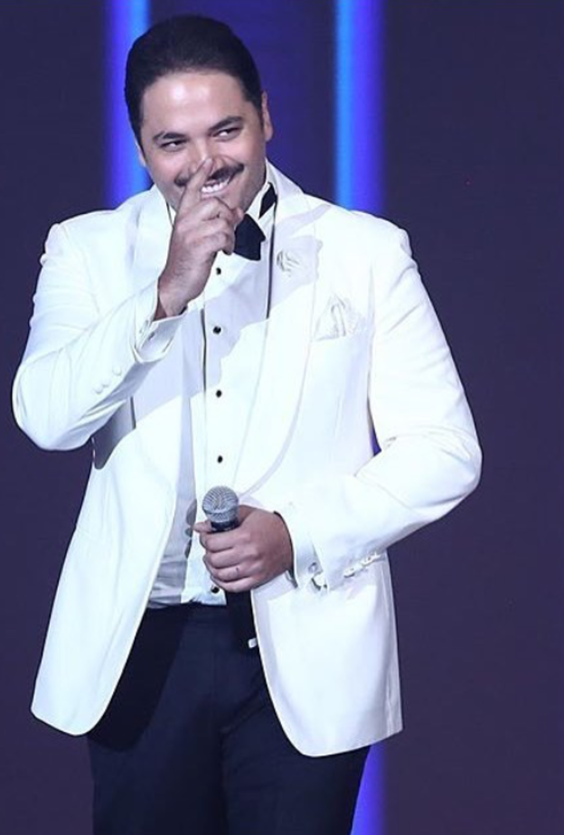 رامي عياش كان حاضرا ببدلة ذات جاكيت ابيض وبنطلون اسود