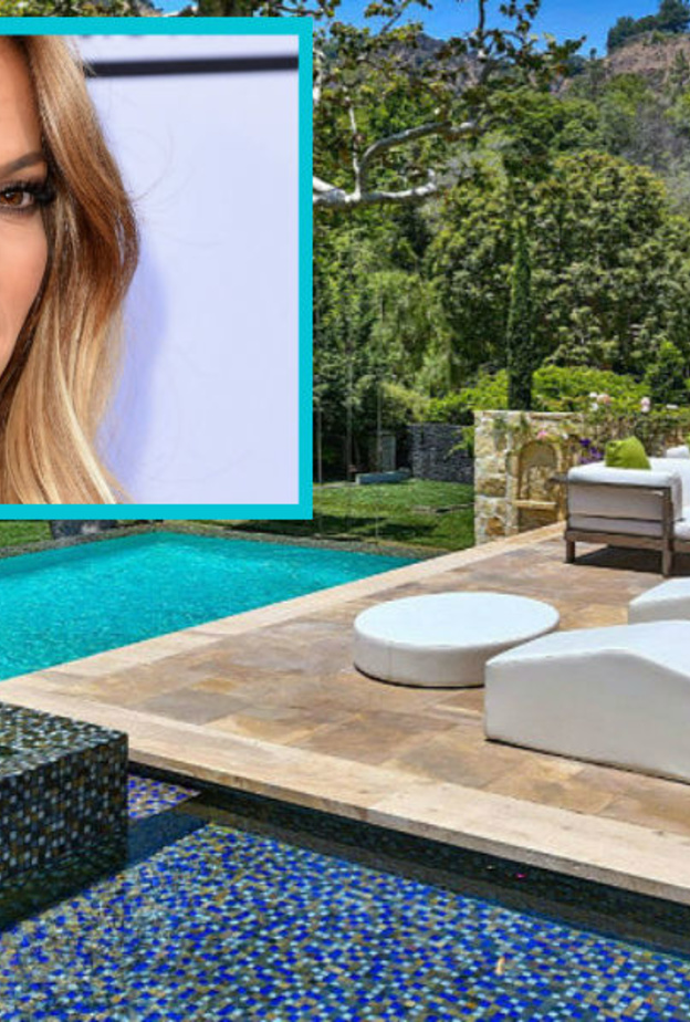 جلسة مريحة وجميلة امام احد احواض السباحة للقصر