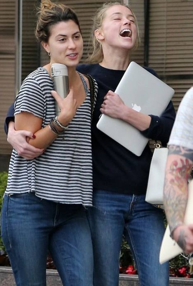 أمبر هيرد تبدو في قمة سعادتها مع احدى صديقاتها بعد اجتماع دام لأربع ساعات مع محاميها .. فهل ستربح قضيتها ضد جوني ديب؟