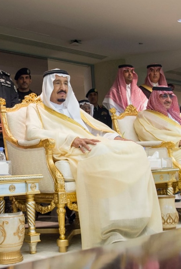 الملك سلمان يشاهد المباراه