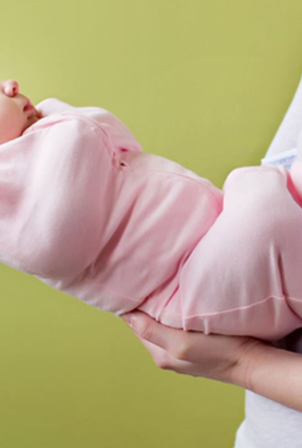 تقميط الطفل يسبب تشوه عظامه ويصيبه بالعرج