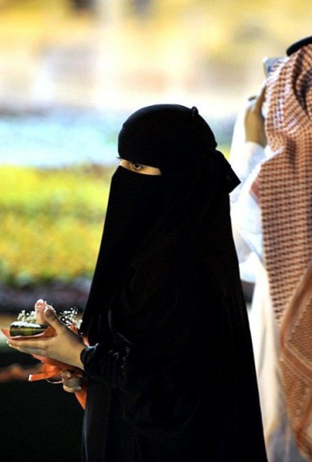 الفتيات اعترضن والشباب يؤيدون الامربقوه 