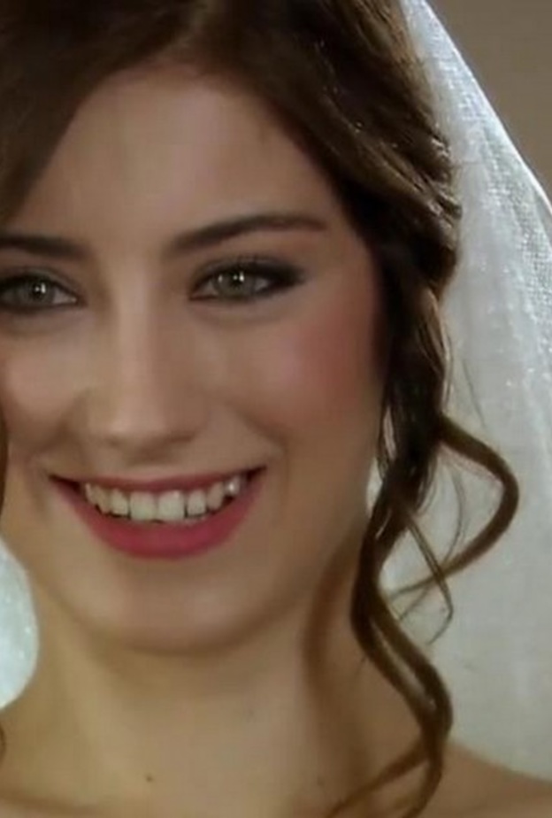 هازال كايا في مشهد من العشق الممنوع