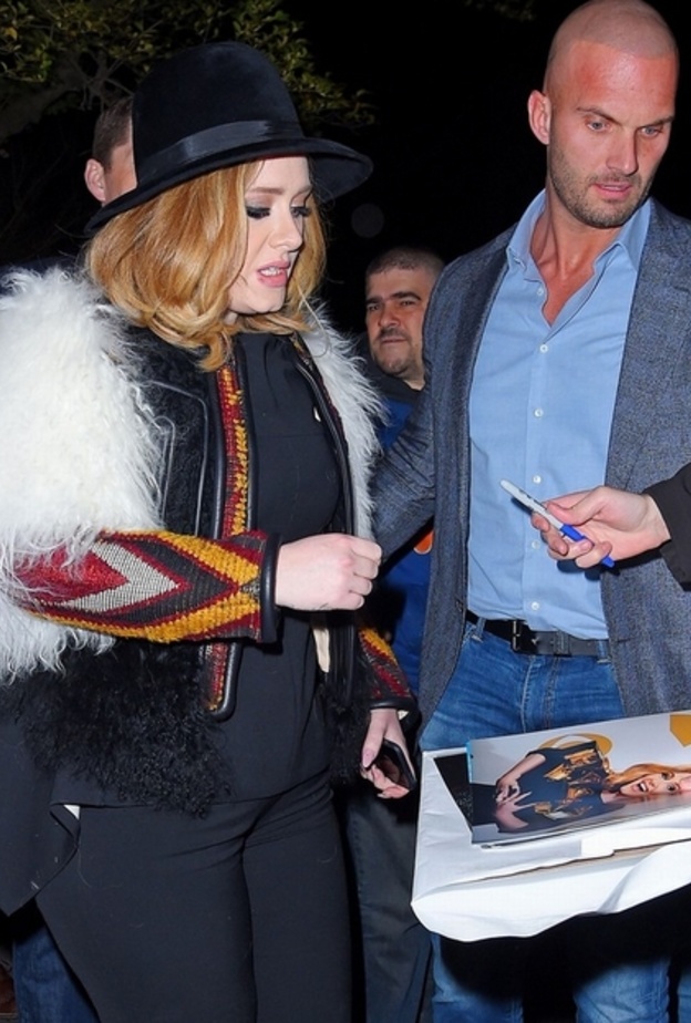 وسامة الحارس الشخصي لأديل تخطف أنظار الجميع