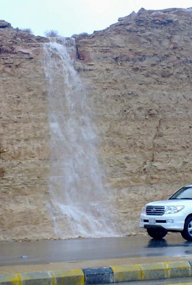 مجاري السيول أكثر الأماكن خطورة عند هطول الأمطار