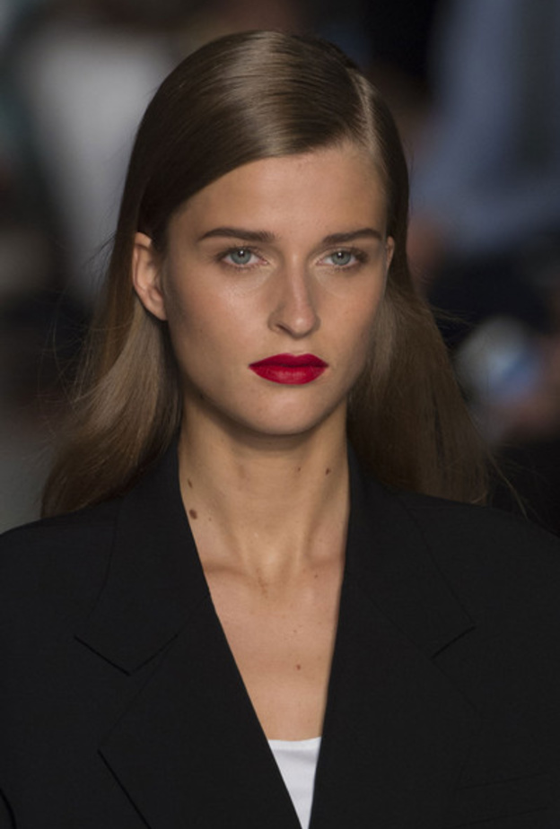 الشفاه المحدّدة تغنيكي عن الظلال