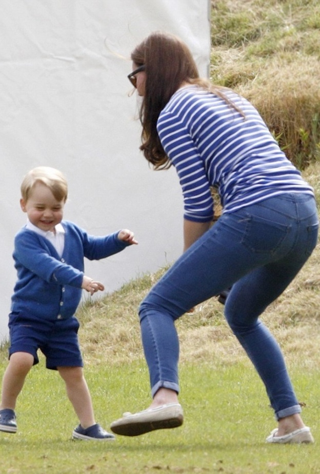 جورج يراقص والدته قبل أن تغيب لولادة شقيقته تشارلوت