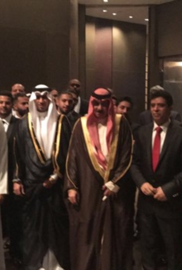 العريس مع اصدقائه قبل الذهاب للقاعة 