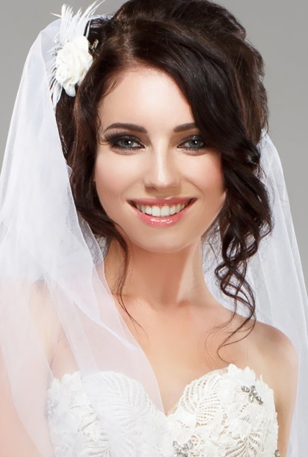 حافظي على إطلالة رومانسية و راقية و ابتعدي عن الالوان الصاخبة و الماكياج الثقيل