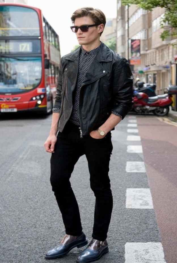 الجينز الأسود ضروري في خزانة كل رجل عصري