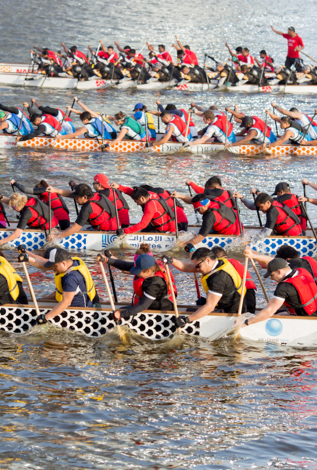 سباق قوارب التنين في "ذي بوينت" النخلة جميرا بدبي