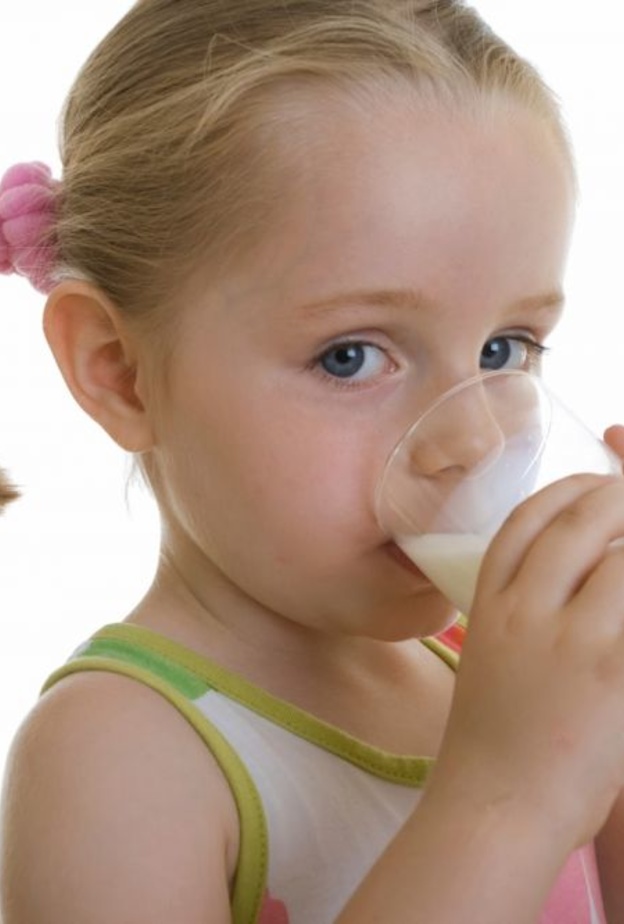احرصي أن يشرب طفلك كاسان حليب يوميا 