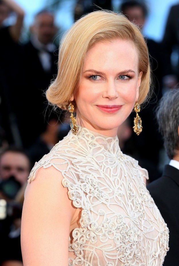 الجميلة نيكول كيدمان بتسريحة شعر قصيرة كلاسيكية مع غرة جانبية طويلة