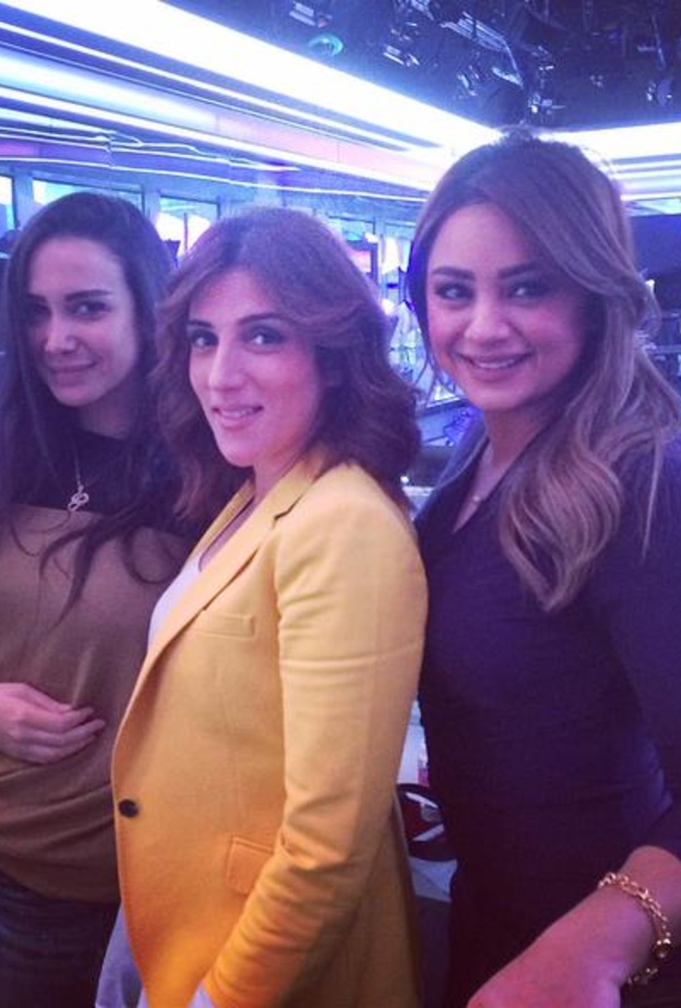 رولا تتوسط زميلاتها بالعمل