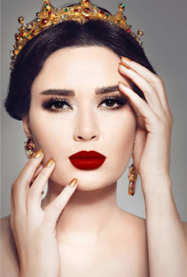 سيرين عبد النور ترتدي تاج انيق من دولتشي اند غابانا