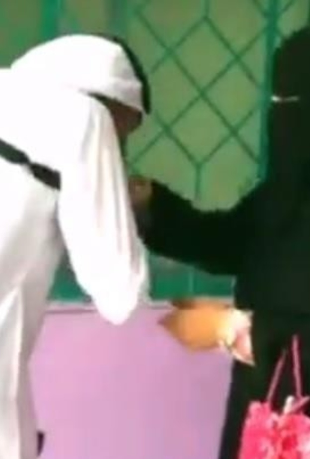 الشاب يقبل يد امه