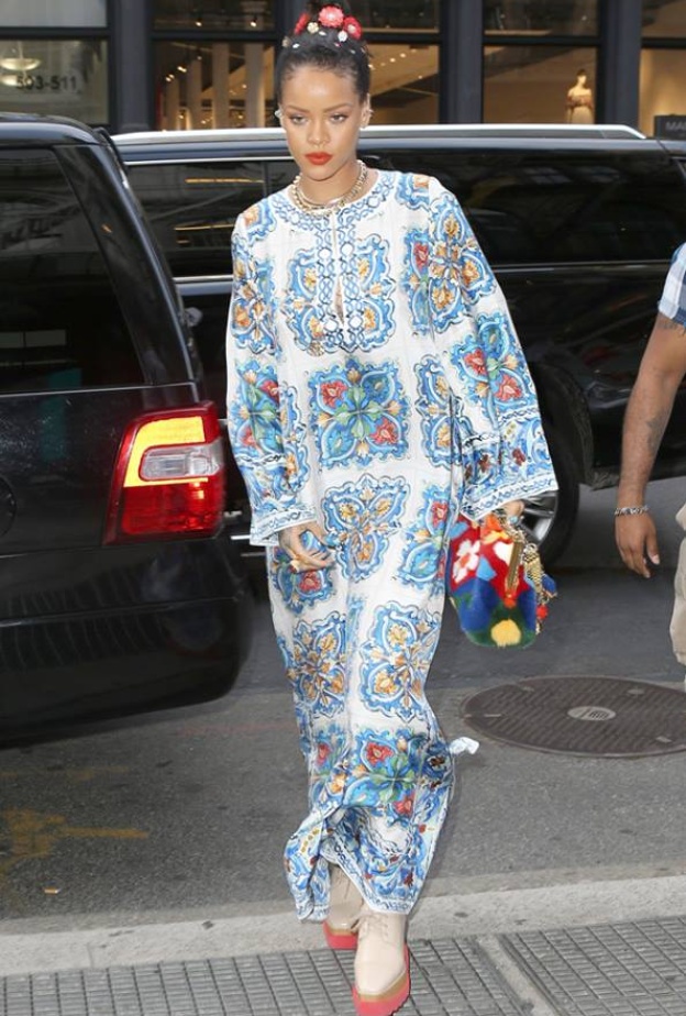ريهانا تتألق بقفطان حريري ملون أثناء تسوقها في مدينة نيويورك!