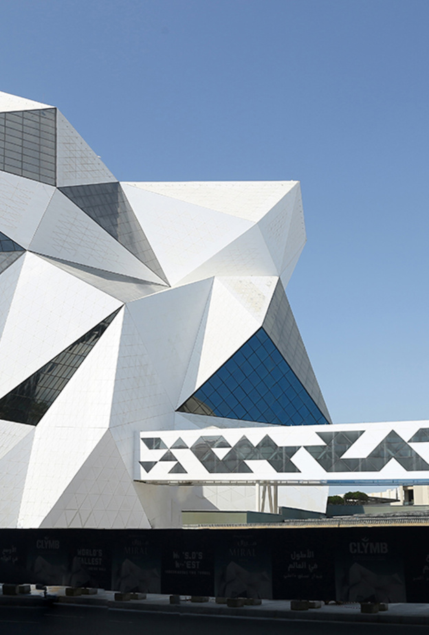 كلايم أبوظبي .. أعلى جدار تسلق داخلي وأعرض نفق هوائي للقفز الحر في العالم