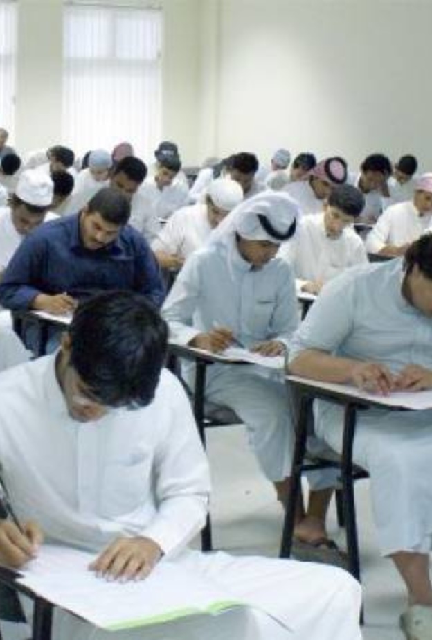 طلاب في الاختبار
