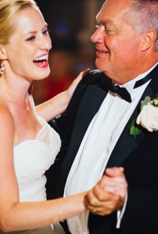 لحظات العروس الأخيرة في حضن أبيها 