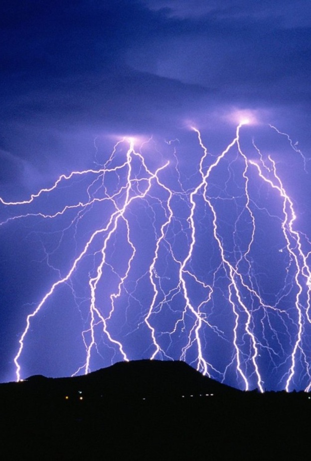 الرعد يتسبب بقلب السيارة