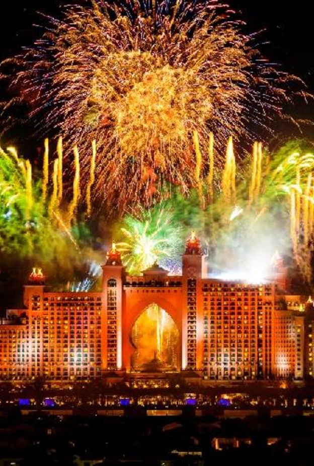 تمتد الألعاب الناريةعلى طول شواطئ دبي