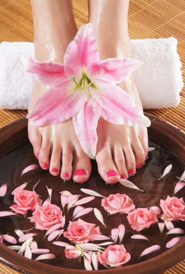 مغطس للقدمين يعمل على تجميلهما