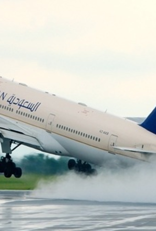 مطار الملك فهد الدولي كشف تفاصيل الهبوط الاضطراري للطائرة