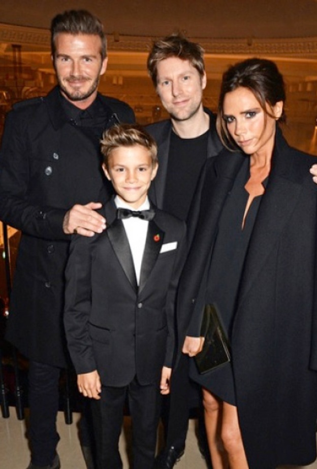 روميو بيكهام عارض الأزياء الصغير في صورة مع والديه ومدير أعماله