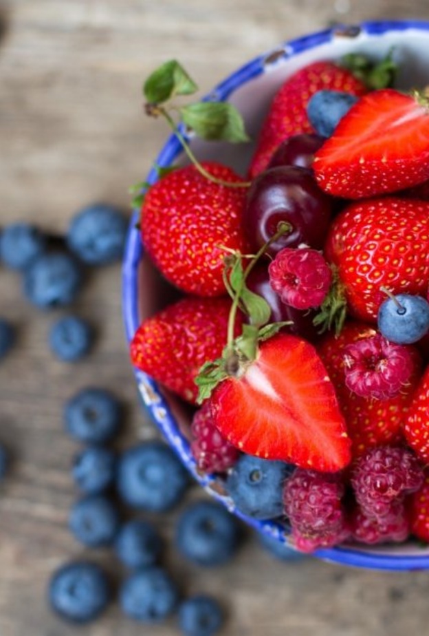 فوائد التوت والفراولة في مقاومة السرطان