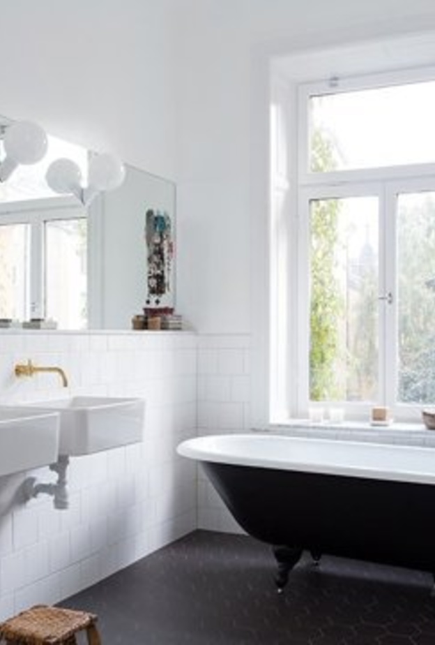 كيف يكون اللون الأبيض والأسود مع الذهبي للحمامات ؟