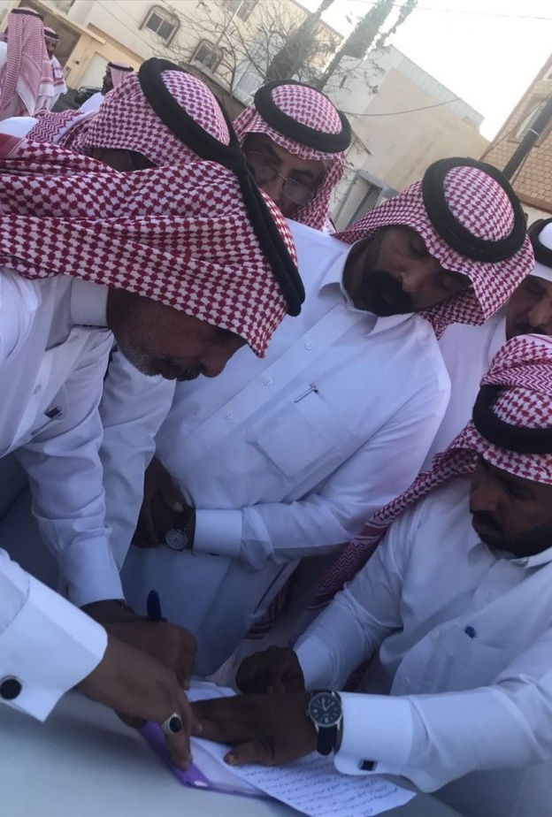 أثناء توقيع إتفاق العفو عن الشاب القاتل 