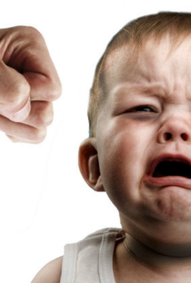 بعض الطرق التي تكشف اذا الطفل يتعرض للعنف الجسدي او النفسي