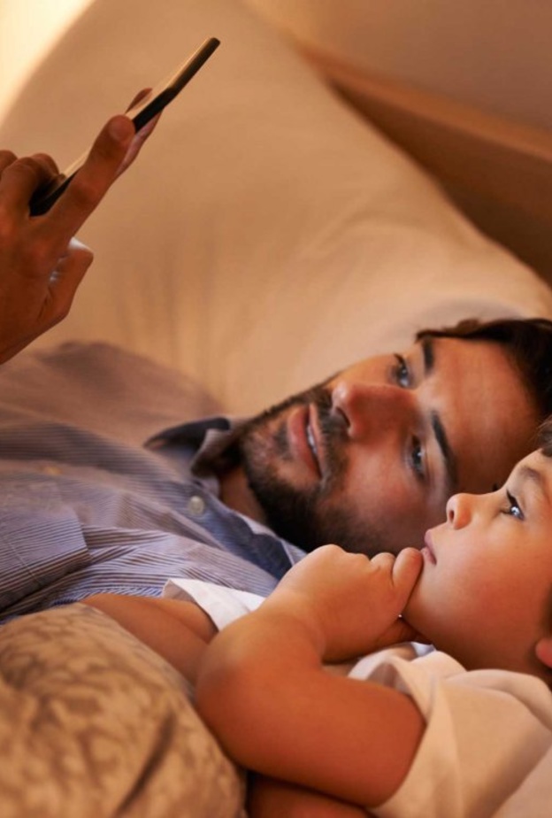 الأباء أكدوا وجود تأثيرات سلبية للأجهزة الذكية على الأطفال