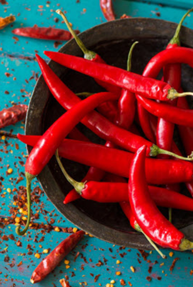 يعمل الفلفل الحار على حرق الدهون وتحويلها لطاقة و كذلك تحسين عملية الاستقلاب