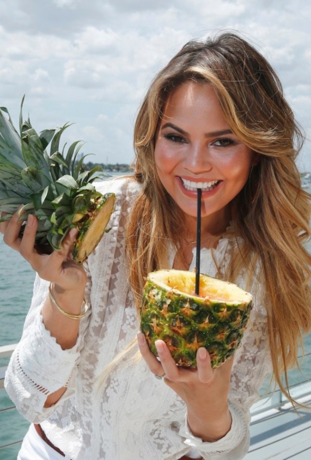 كريسي تايجن تستمتع بشرب عصير الأناناس في ميامي