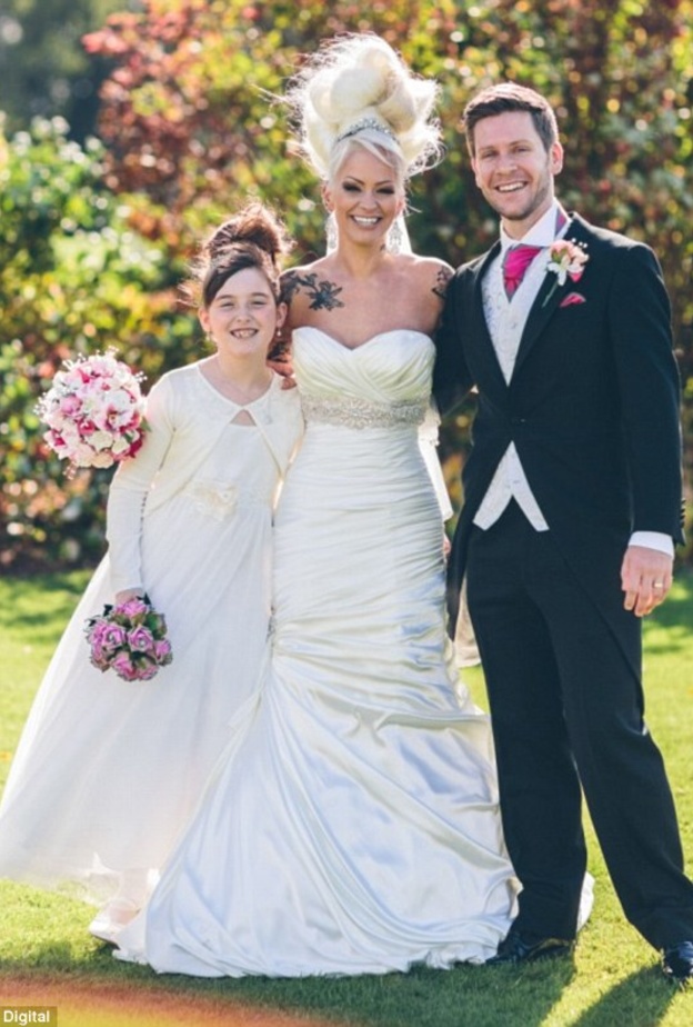 كلير و زوجها اثناء حفل زفافهما