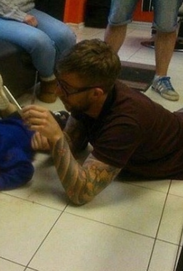 بالصور.. أكثر الحلاقين صبراً على الأطفال في العالم