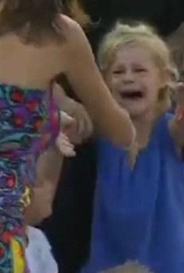 لحظة مؤثرة للقاء طفلة فقدت أمها في ملعب تنس