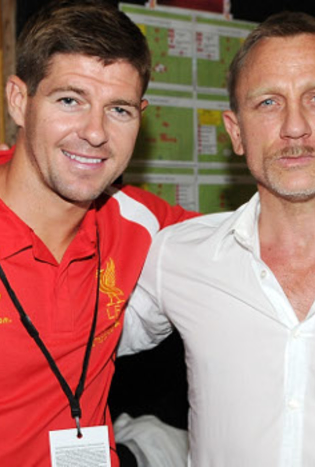 من المدرجات جيمس بوند يشاهد ليفربول