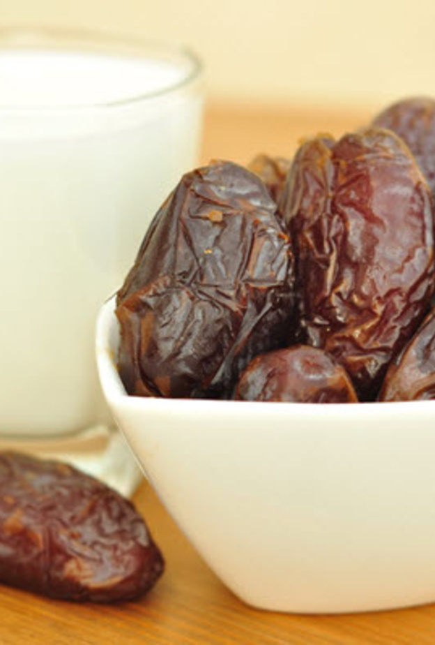 فوائد التمر والحليب على الافطار في رمضان