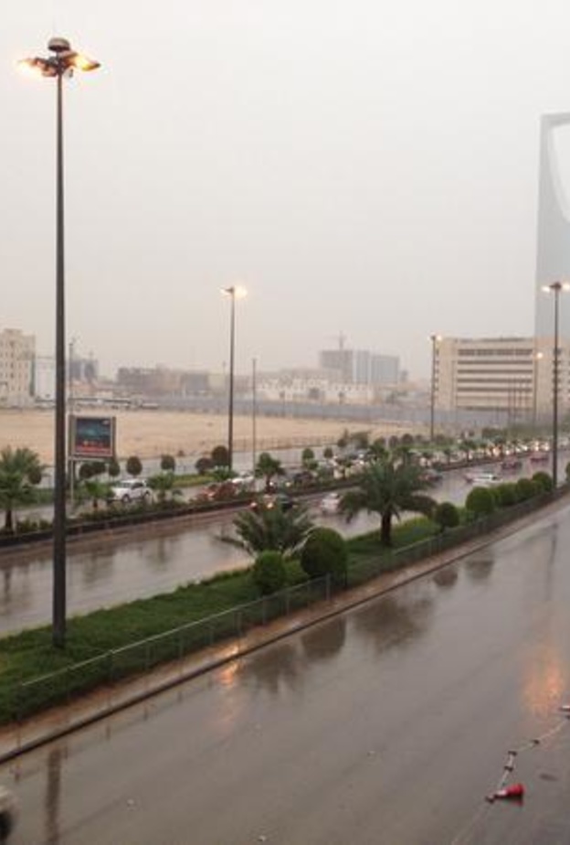 سحب رعدية ممطرة على 5 مناطق بالسعودية 
