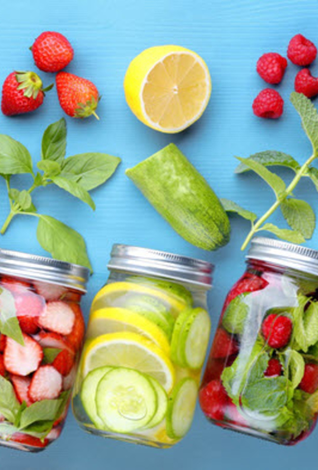 الماء المنكه بالفواكه يسيطر على الجوع و يساعد في تخفيف الوزن